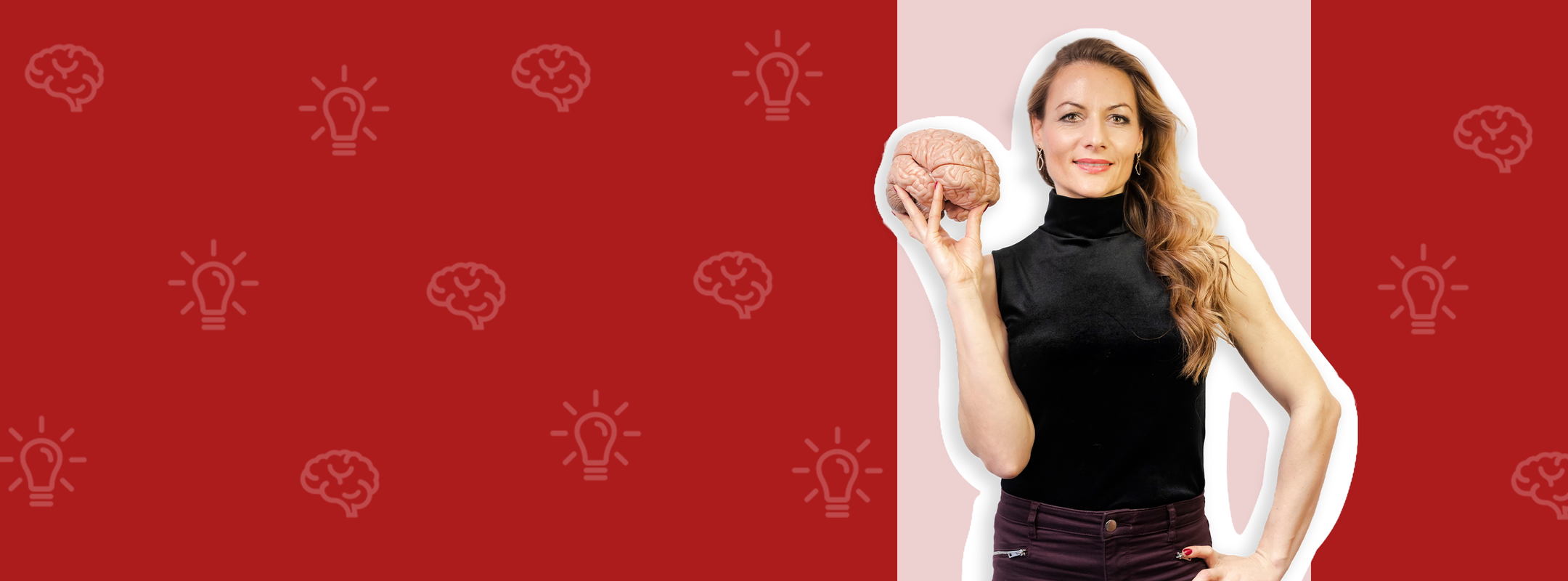 Une femme tenant un modèle en plastique de cerveau, souriant. Elle porte un haut noir et est entourée d'un fond rouge avec des illustrations de cerveaux et d'ampoules, symbolisant des idées.